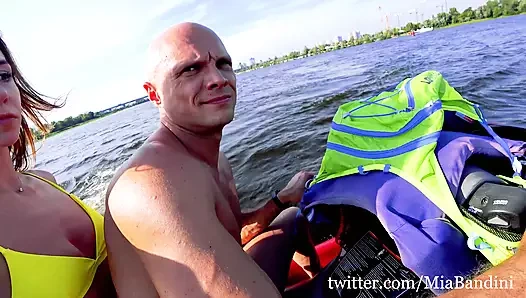 Публичная анальная скачка на водных лыжах в центре города 2