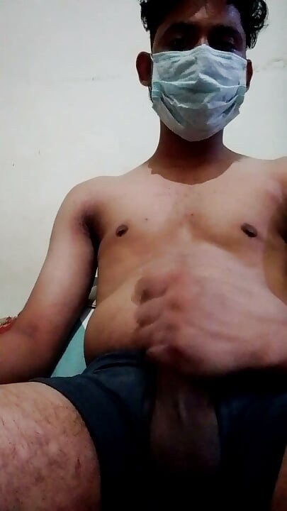 Ek ladka apne hathon se hasthmathun karta hua
