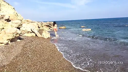 Yalnız gür Rus bebek deniz kıyısındaki kayada amını oyuncak yapıyor