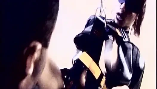 Блондинку С Большими Сиськами Трахает На Пляже Мужик С Огромным Членом