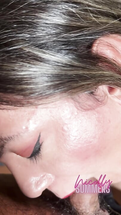 선풍기는 꺼져서 콘돔 없이 나를 박으러 왔다