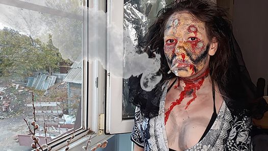 Une femme fume une cigarette + maquillage de zombie