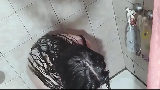 Ты смотришь за своей сводной сестрой, пока она принимает душ, и тебя застукали