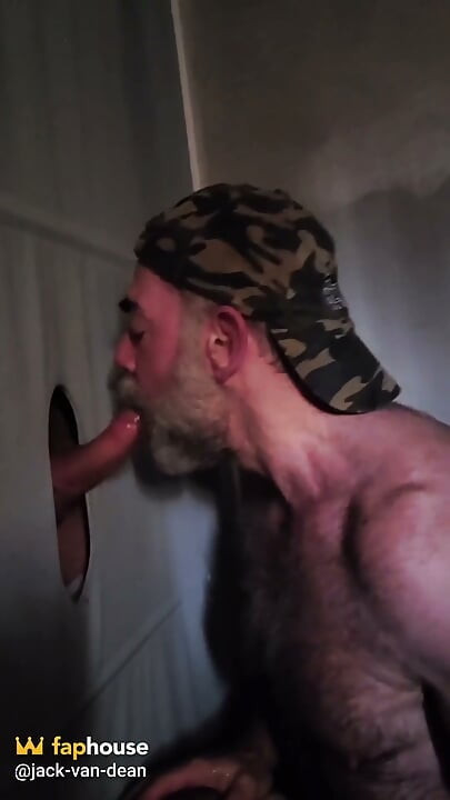 Tată vitreg cu barbă la gaura din zid - gloryhole