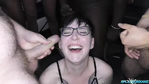 Mandy Foxxx помогает Cleo принимает больше кончины в ее лицо