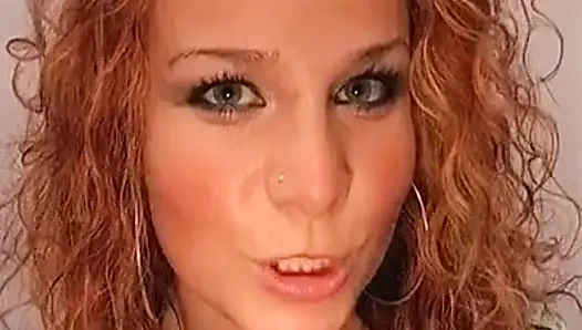 Kızıl Saçlı Sürtük Gırtlağına Kadar Alıyor, Anal Seks Yapıyor Ve Köpüklü Küvette Döl Yutuyor