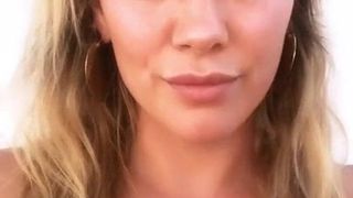 Hilary Duff duże selfie z dekoltem