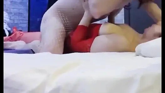 Sulu götlü sürtükler seks yapmak için bir oda kiraladı