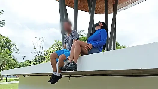 Sportlicher Mann findet einen fremden im Park und lädt sie in sein haus ein, um versaute Dinge zu tun.