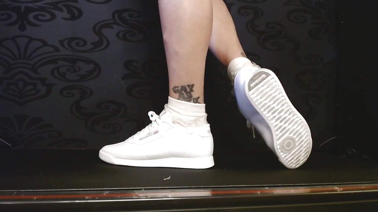 Reebok prenses spor ayakkabısı boğuk çorapla yürüyor