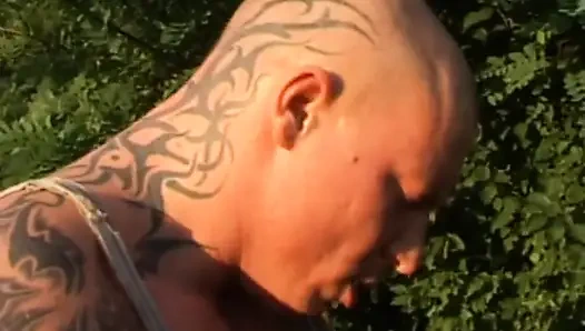 Orta yaşlı seksi kadın bahçede sikişiyor