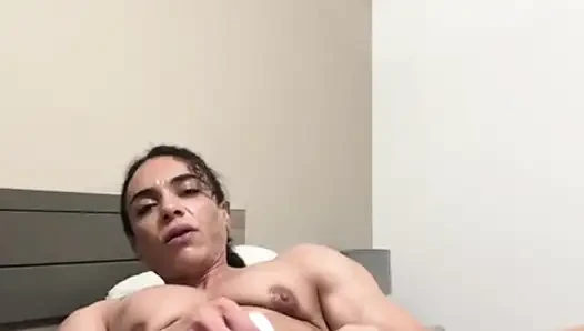Kaslı anne büyük klitorisini ve amını yeni bir oyuncakla parçalıyor