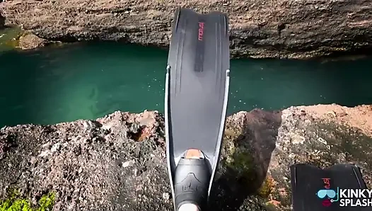 Aku lagi asik muasin becekku pakai wetsuit ukuran dua!