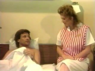 Las enfermeras lo hacen con cuidado (1995)
