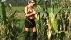 Она трахает кукурузу от AnnaBrandy