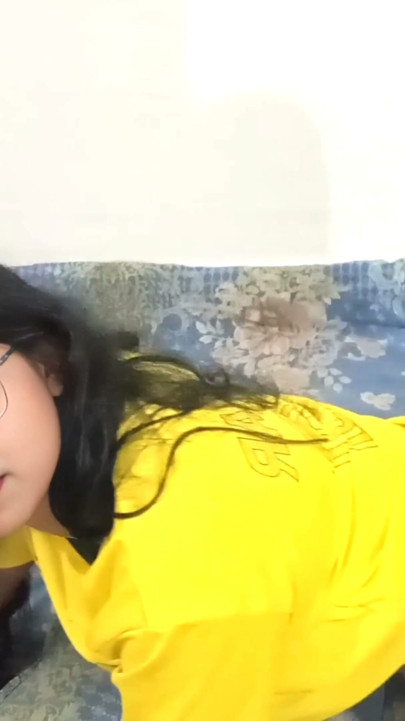 Nilimachowdhury מזמינה את החבר שלה הביתה כדי שתוכל לזיין אותו עם קונדום ריק. | קליפ 2