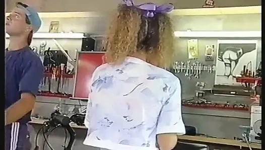 Kıvırcık saçlı sarışın genç kız sakso çekiyor ve sıkı götünü siktiriyor