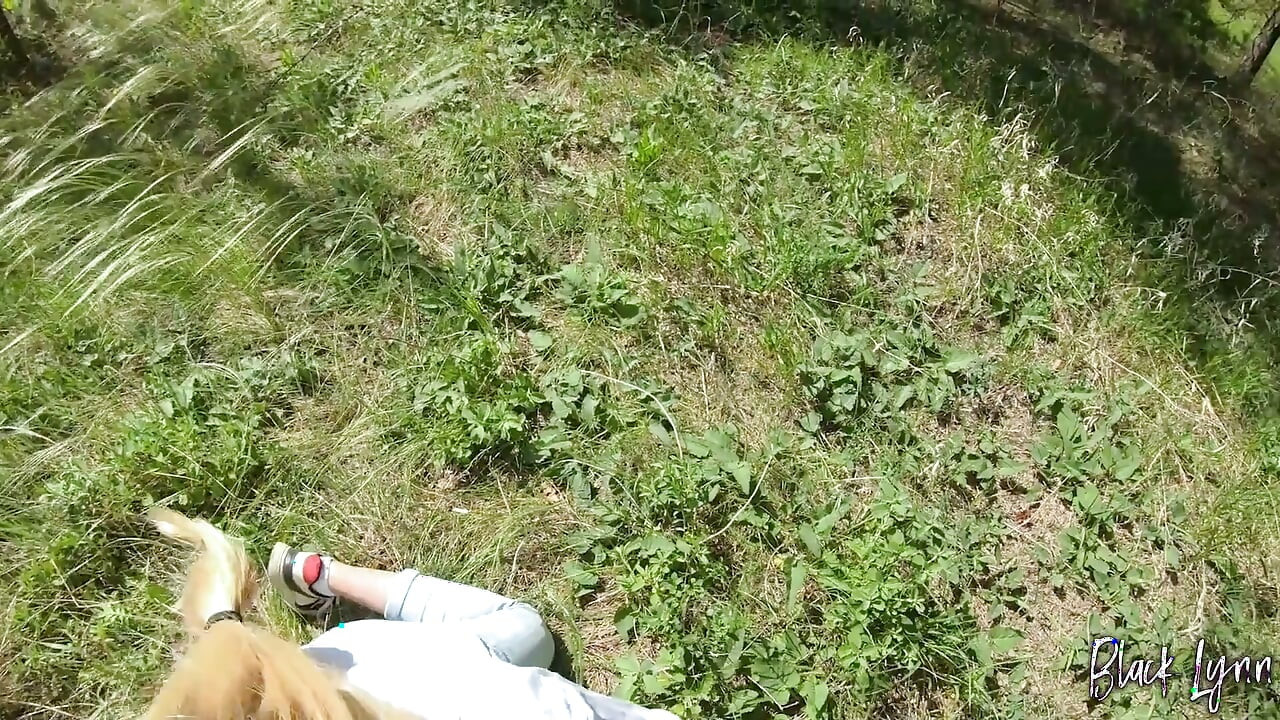 Prietenele care fumează suge pula împreună - muie în trei