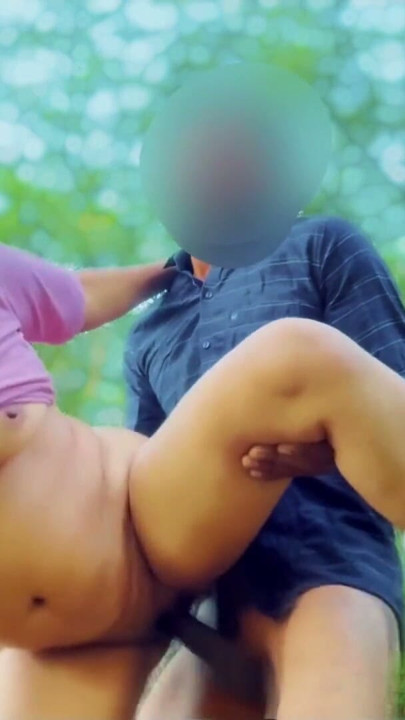 Fată din sat desi suman făcând dragoste în pădure și futându-și pizda strâmtă în junglă viral | Clip 3