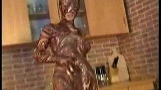 Hete vrouw in een perzikkleurige catsuit - wauw!