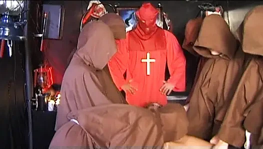 Sarışın Alman genç erkek avcısı BDSM'de domine ediliyor ve parmaklanıyor