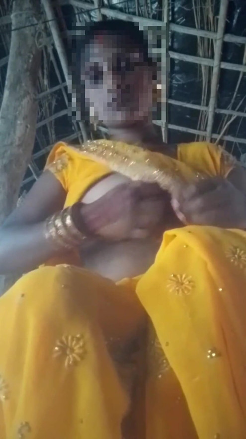Bhabhi ukazuje svou kundičku ve žluté sárí, vložil jsem prst a vytáhl vodu