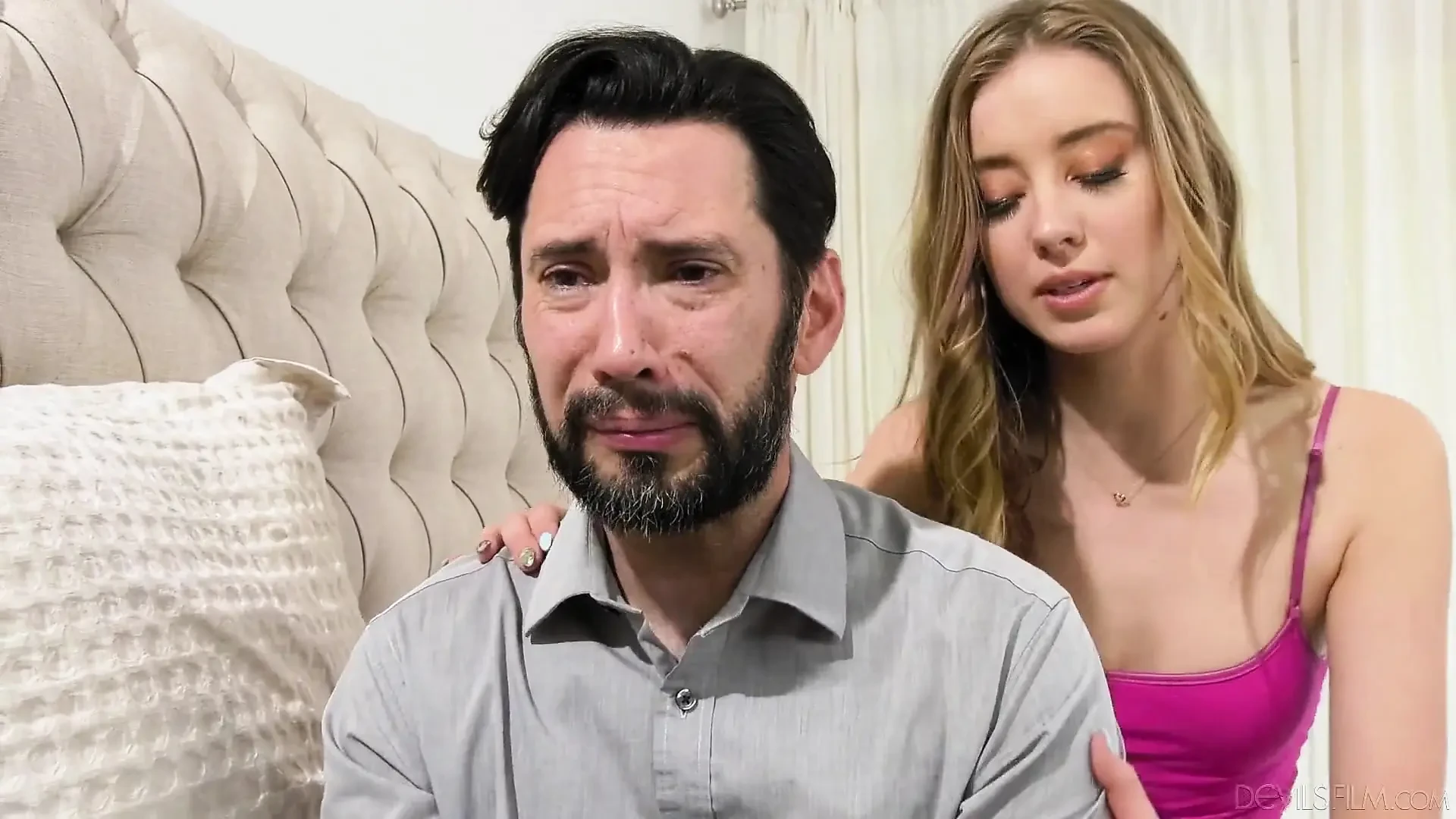 Out Of The Family - 热辣少女Haley Reed的甜美屁股被她的继父操
