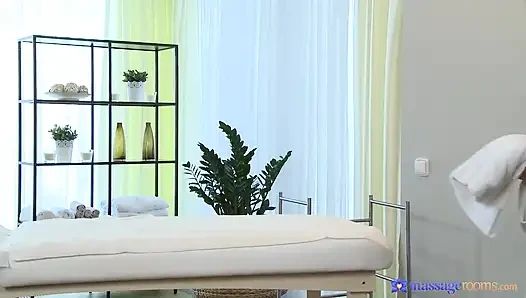 Masaj odaları - genç adam sarışın masözin sıkı amını alıyor