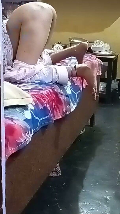 Devar, Bhabi'nin BF izlediğini gördü, gece chudai için kutlama yaptı | Clip 1