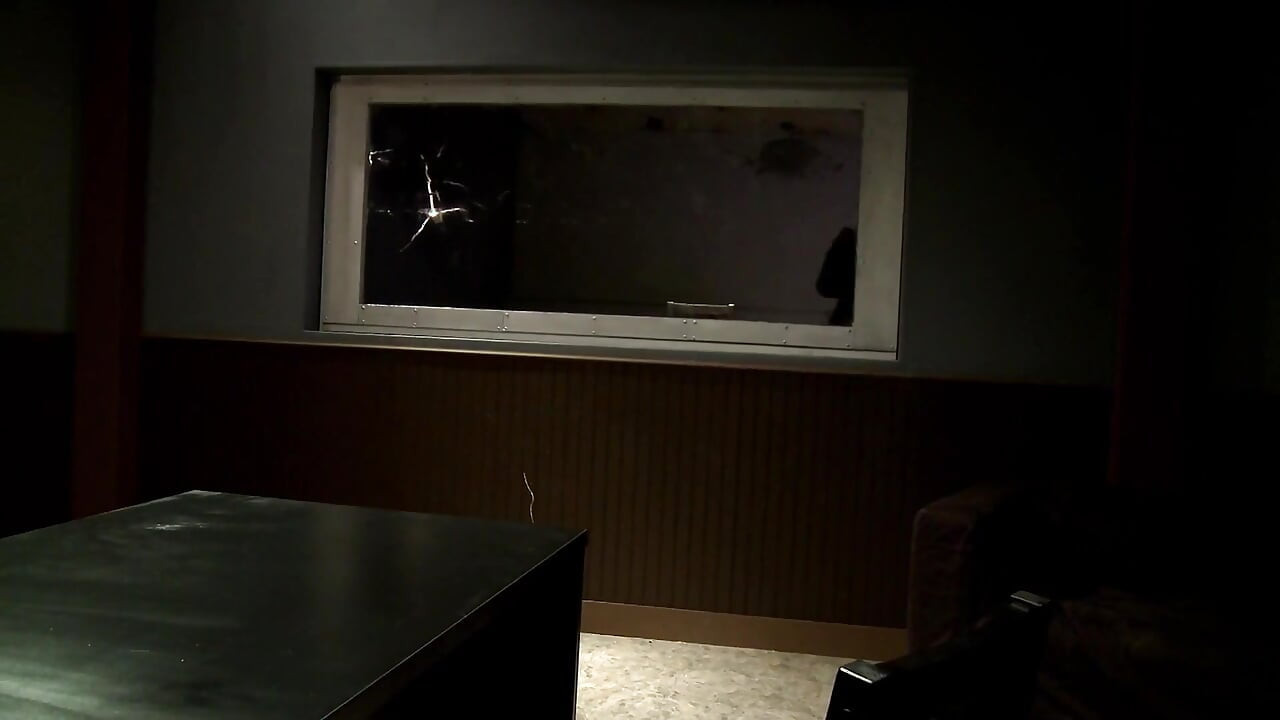 Prostitutas estão fazendo uma orgia de foda em um quarto escuro