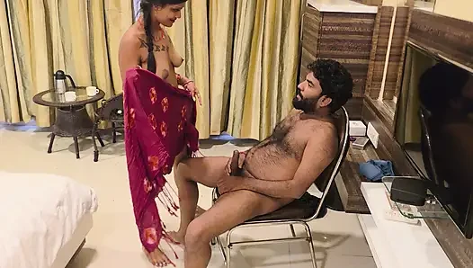 Indisches mädchen mit riesigen möpsen strippt dupatta und fickt grob mit möpsen (Hindi Audio)
