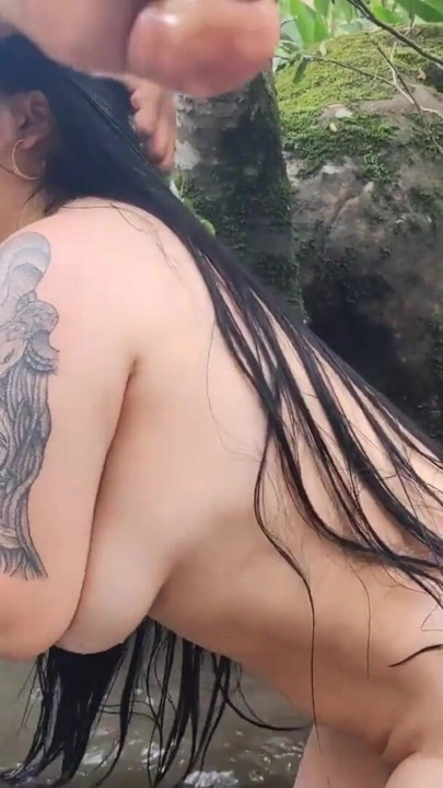 Uma mulher colombiana curvilínea encontra um estranho no rio e pede-lhe para foder sua buceta apertada e com tesão | Clipe 1