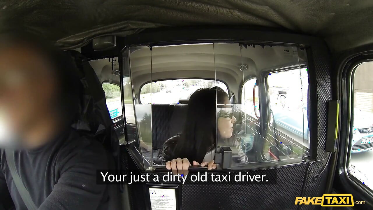 Fake Taxi - טיפאני ניילור השובבה נתפסת מתחבאת במונית, מקבלת זיון יד וזיון עמוק בכוס בחוץ