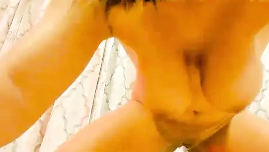 Tonton aku melenyapkan baju renangnya dan dientot sama mesin seks