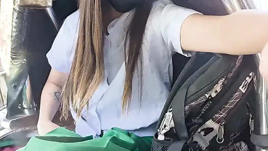 MASUM LISELI KıZ TRIKE'NIN ÜSTÜNE ÇıKıYOR VE TRIKE'NIN IÇINDE SIKIŞIYOR BEKARETINI YITIRIYOR
