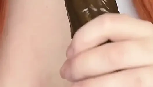 Suster rambut merah ngentot, nyepong, dan muncrat dildo