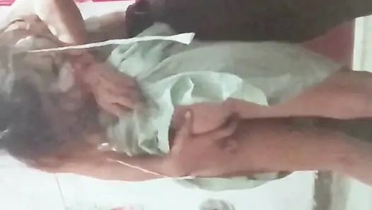 Eine heiße indische Desi Bhabhi (schwägerin), die vor ein paar Tagen geheiratet hat, wurde beim sex mit der jüngeren brühe ihres ehemanns erwischt