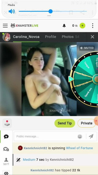 Carolina novoa se desnuda en el coche