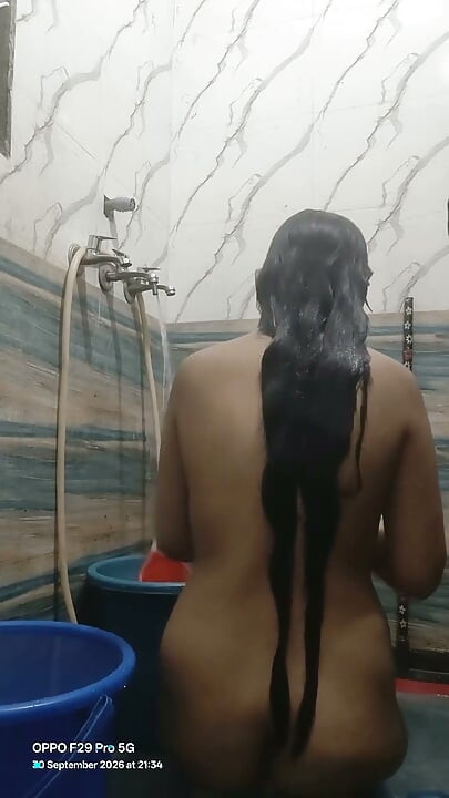 Ấn Độ bhabhi đang tắm khoe bộ ngực và âm hộ