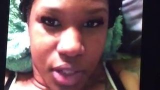 Schwarzes Mädchen kommentiert, Gesichtsbesamungen zu bekommen