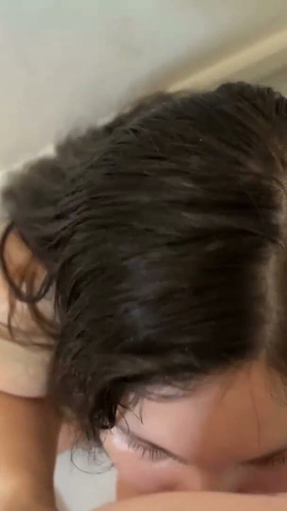 Pov – amatör milf, harika bir oral seksten sonra duşta yüz alır | Klip 1