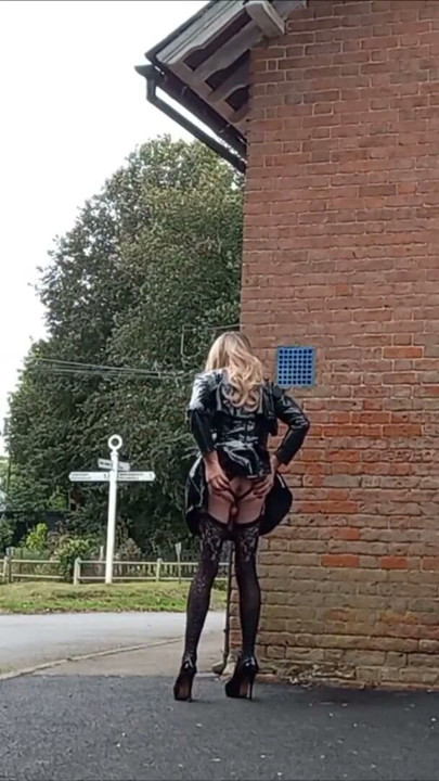 Tranny Roadside Wanking | Clip 1