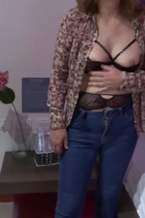 My wife in the motel with her lover begins to show off before having sex