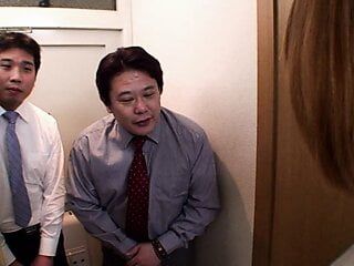 Japanse milf belde de eigenaar van de seksshop om haar de dildo's te laten zien die hij te koop heeft en experimenteert met hem