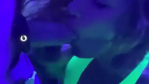 Seksi üvey anne üvey oğlu arkadaşı tarafından sikiliyor