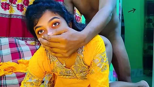 Adik tiri indiaku lagi asik fingering memeknya, dan aku bantuin dia pakai kontolku, boket vairal India