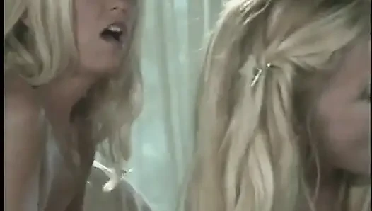 Ein paar brillante blondinen lutschen abspritzen an schwanz und schlucken sperma zusammen