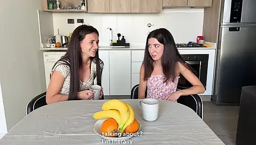 Die ehefrau beobachtet, wie ihr ehemann ihre freundin fickt