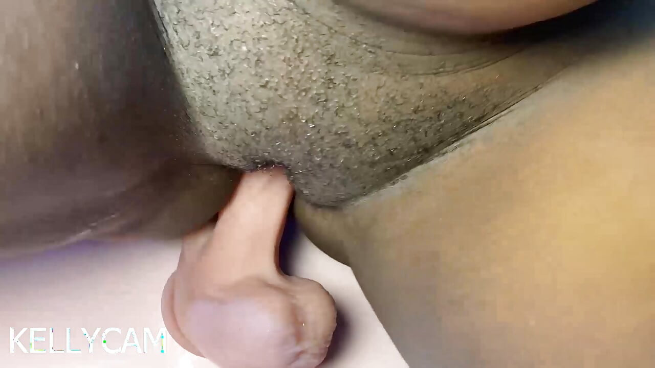 毛茸茸的曲線貓咪甜美自慰到射精