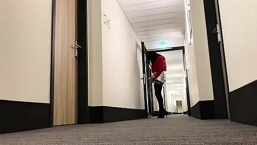 Travesti otel koridorunda teşhir ediyor